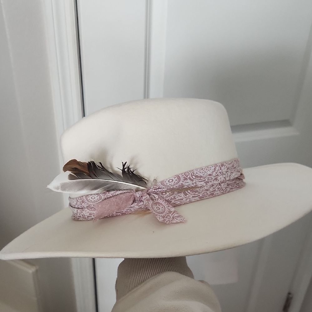 Wyeth White Hat with Black Band